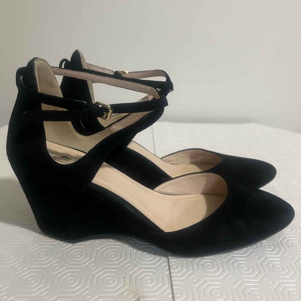 Cole Haan size 6 velvet wedge